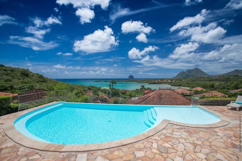 Set in a 1000m2 tropical garden, the Beach House villa enjoys a breathtaking view of the Caribbean Sea and the famous Diamond Rock.