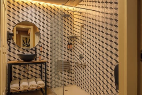 Design Triple Room | Bathroom | Shower, hair dryer, towels