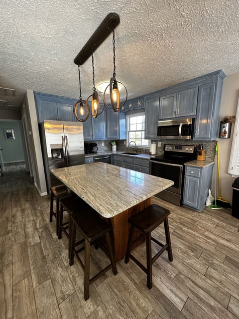 Seating for 4 at kitchen island