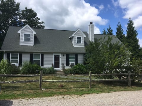 Front of house--driveway is to the right.  Dead end street!