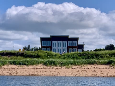 Welcome to Sunshine Beach House! Your seaside escape awaits!
