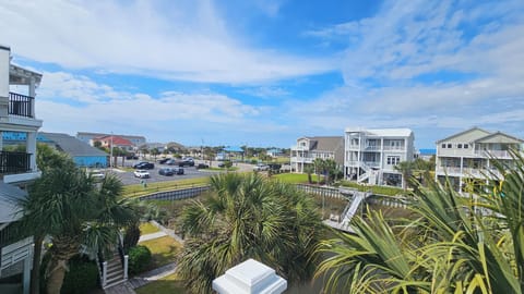 Best location!! Next to park, shops, basketball ct, waterpark, mini-golf, more