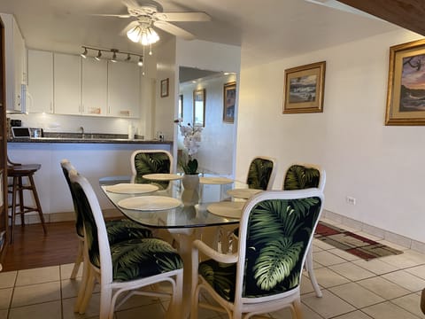 Dining area for relaxed dining in the condo
