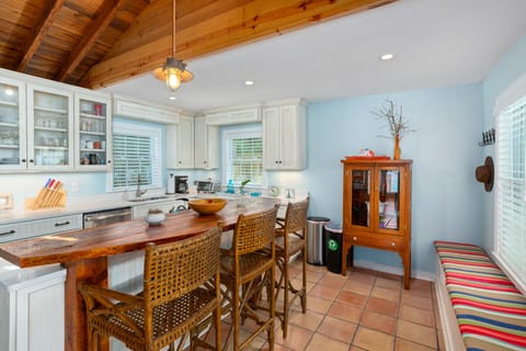 Kitchen and breakfast bar