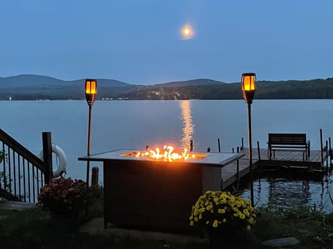 4’ propane fire pit with tiki torches