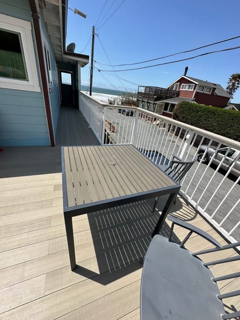 La Paz entrance - with ocean / beach peak