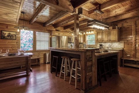 Cabin in the Smokies "Caddy Shack Lodge" - Bar top and kitchen