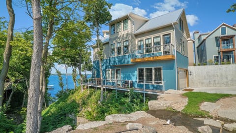 Lakefront & waterfall views