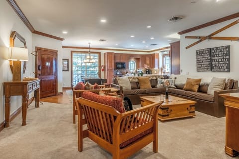 Flowing seamlessly from the dining area, the living space offers plush seating, a gas fireplace, and a relaxed mountain lodge feel.