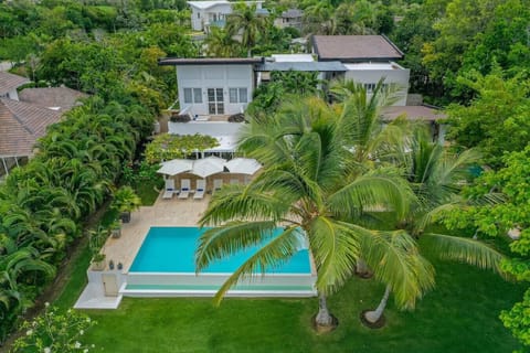 La Palapa: Contemporary villa w/ pool, backyard, basketball, staff, 2 golf carts