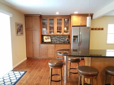 Peninsula seats 4 & faces flat screen