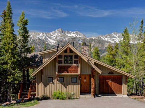 MMH 42 Cowboy Heaven, Exterior