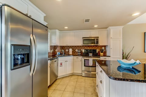 Fully-Equipped Kitchen with Granite Counter Tops and Stainless Steel Appliances