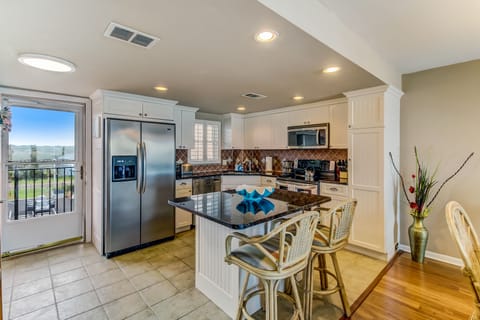 Fully-Equipped Kitchen with Granite Counter Tops and Stainless Steel Appliances