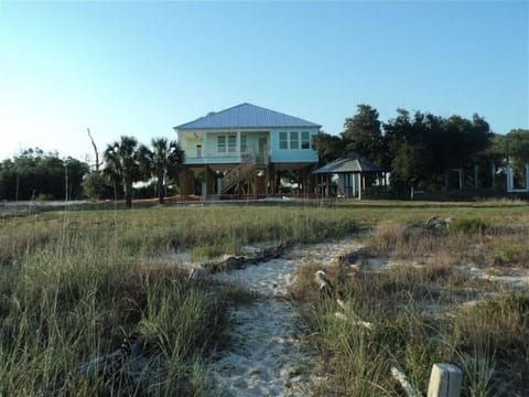 path from house to beach
