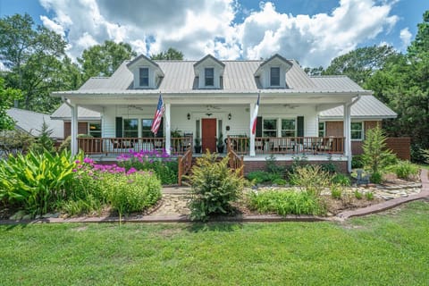Two Story 5 bedroom 3 and 1/2 bath, with 3 bedroms downstairs. 