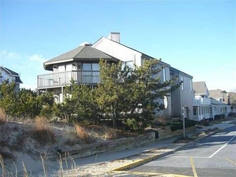 Welcome 1979 Retro-groovy home, ocean front, on boardwalk