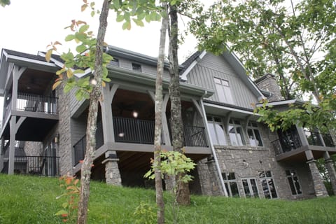 Peaceful and quiet with mountain views from every room