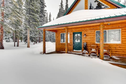 Whimsical Hollow is a truly "ROMANTIC" log cabin nestled in the woods and high peaks of Park County!