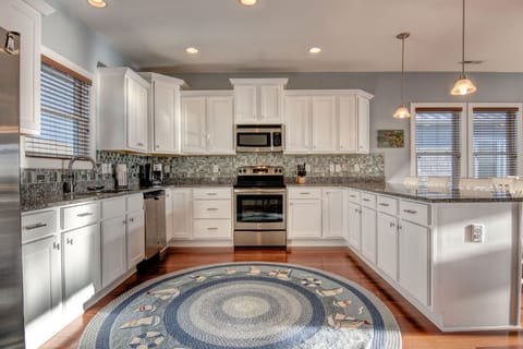 The backsplash reflects different colors.