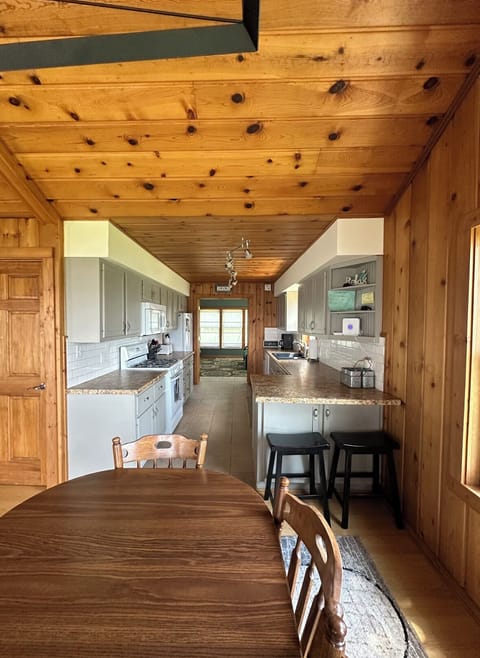 Additional Seating at the end of the Kitchen Counter