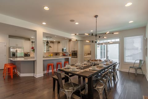 Dining Room w/ Plenty of Seating