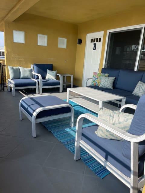 Balcony with ocean views and lovely ocean breeze. Comfortable seating! 