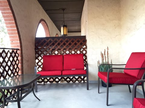 Have a drink and snack on the balcony.