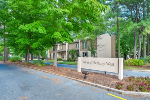 Located in the Villas of Bethany West - close to the beach and town!