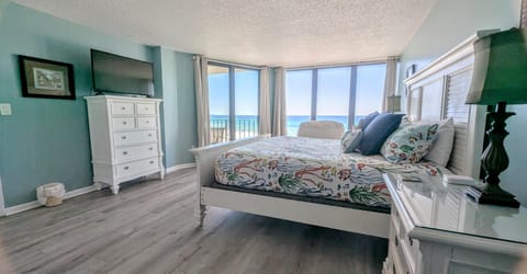 Beachfront Master with King and Recliner