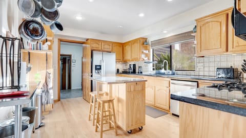 Lovely fully-stocked kitchen