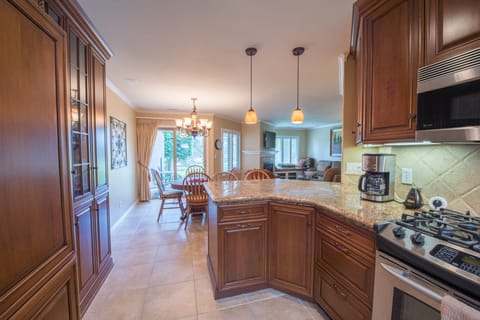 Beautiful granite countertops and custom cabinets in the kitchen