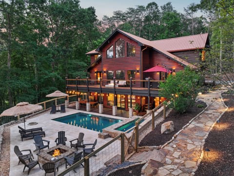 Southern Hospitality Lodge, swimming pool, 14 foot hot tub, poolside fire pit