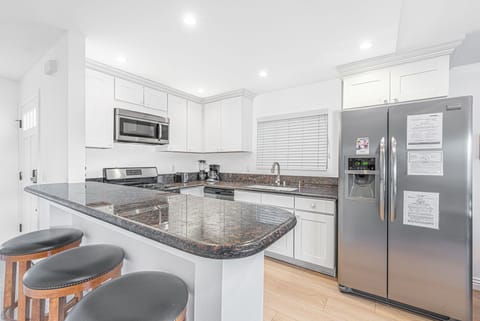Breakfast counter w/ barstool seating for 2 is also included in the kitchen, making meal prep a social affair!
                