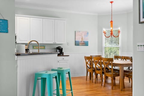 looking towards kitchen