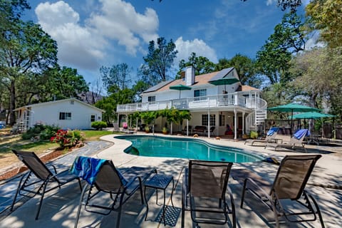 Lovely Large Estate with Beautiful Views of the Sierras! 