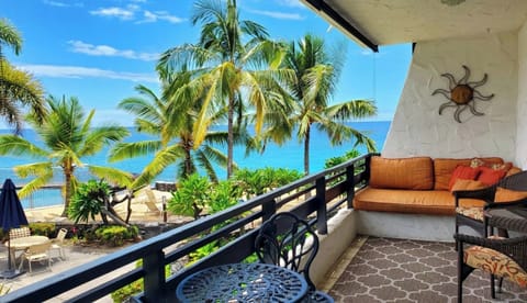 Lanai with ocean view and twin-sized daybed