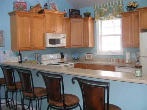 Breakfast Bar & Kitchen