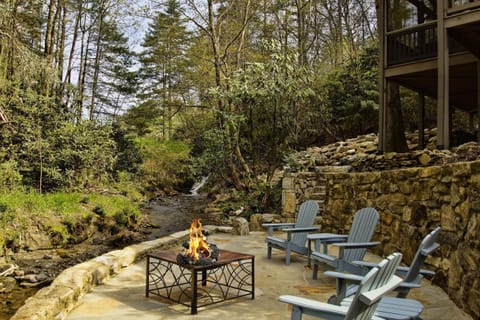 Grab a glass of wine and relax with family or friends  by the creek /waterfall