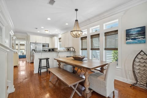 Dining w/large table