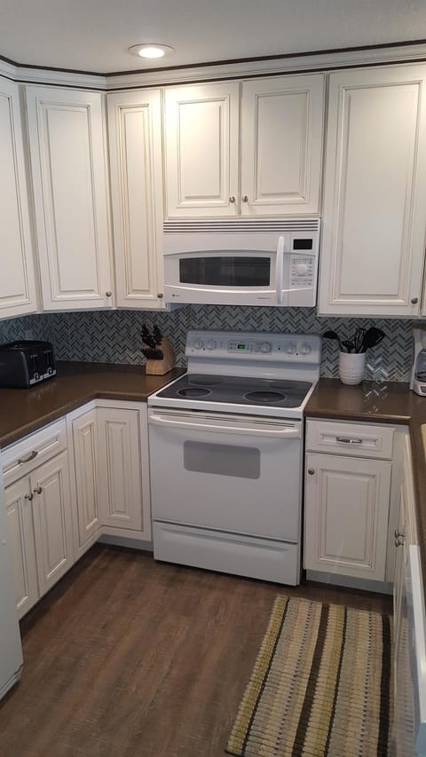Gorgeous New Kitchen w/ 42" Cabinets
