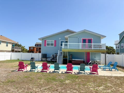Paradise by the Sea in Kitty Hawk. Just 3 houses to the beach! Sun Deck, Large Fenced Yard, 10x20 pool (open Apr to mid Oct), & hot tub all year. 