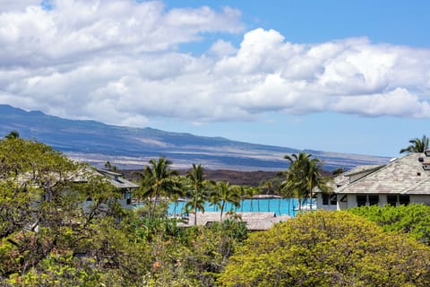 Stunning and expansive view of A/Bay and Hualalai from your lanai! 