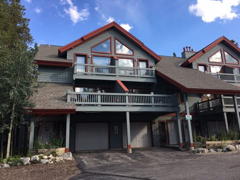 Great location close to the Blue River, Quick Silver Lift, and Downtown Breck!
