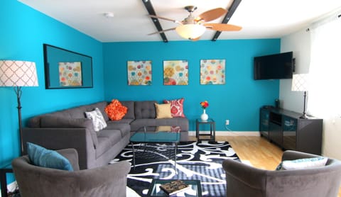 Living area, bright and spacious. Wifi and AppleTV included.