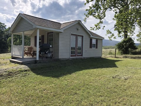 Cottage with 360' mountain views!