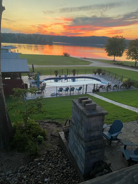 LAKE HOUSE SEMI-PIVATE POOL, POOL HOUSE W/TV, FLOATS, OUTDOOR FP