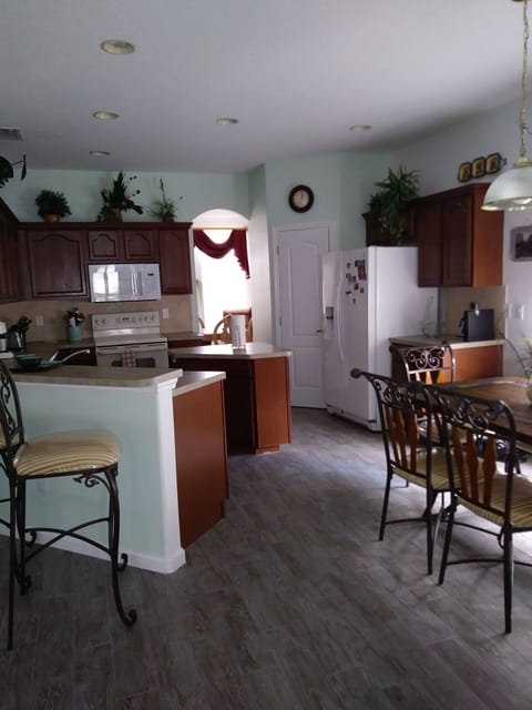 fully equipped kitchen 