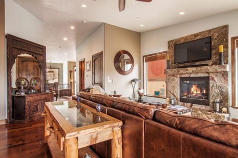 Spacious Living area w/ over-sized L sofa and chaise. Looking towards entryway.