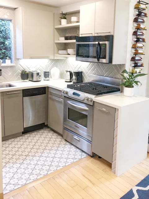 Complete renovated kitchen just a few weeks ago. Beautiful! Every appliance